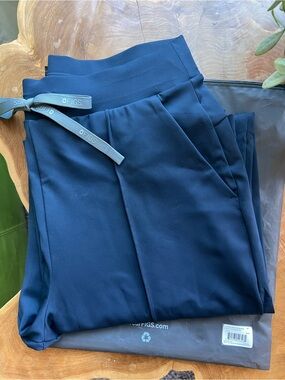 Figs Navy High
Waisted
Piedra
FORM×
Straight Leg -
Tall Scrub
Pant
M - Tall